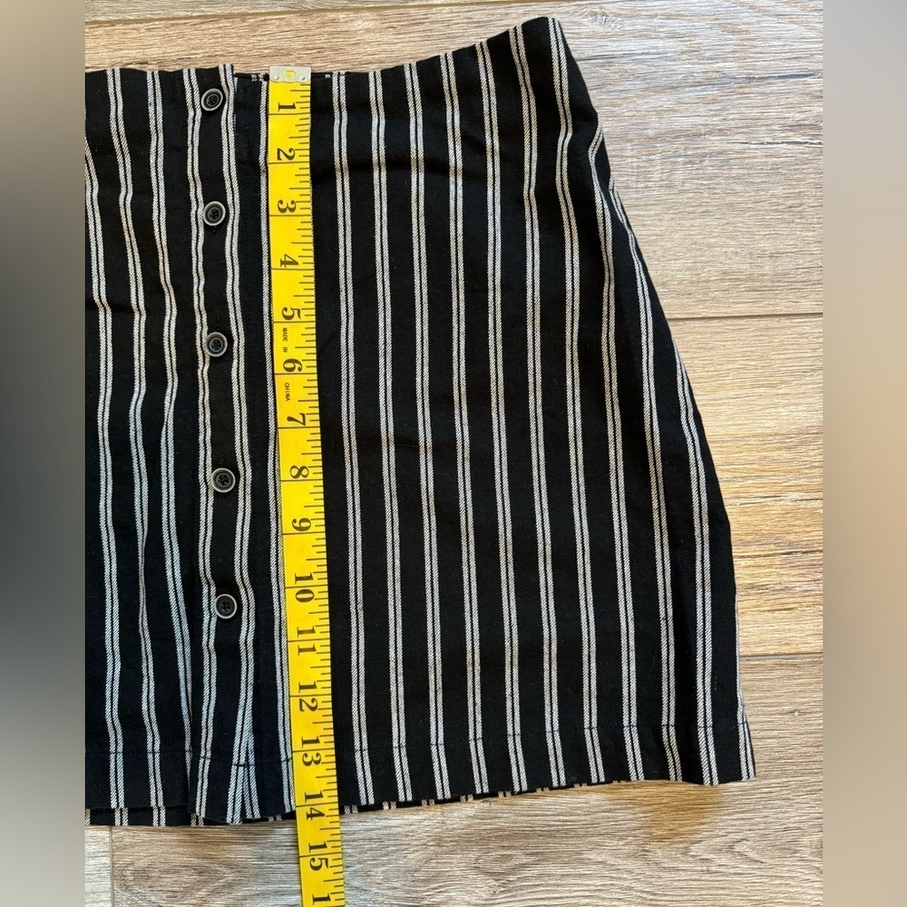 Ivy & Main Black White Vertical Stripe Button Front Mini Skirt Size S Retro Chic - Picture 6 of 7